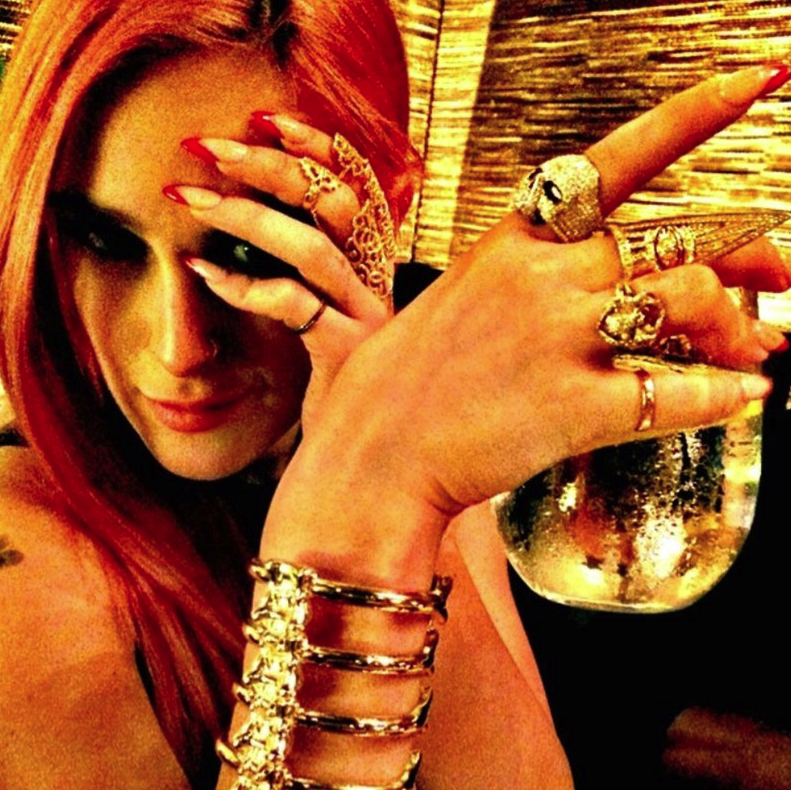 Rumer Willis gillar smycken. Rumer Willis gillar smycken.